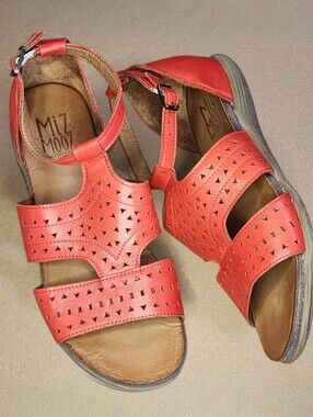 MIZ MOOZ SANDALS ORANGE WOMEN'S BUCKLE CLOSURE  SZ. 38/7.5-8 EUC Perforated
